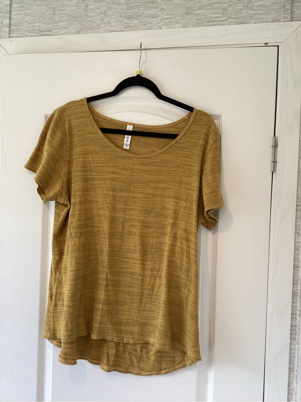 LuLaRoe Short Sleeve Scoop Neck Top in Mustard Yellow 2XL EUC
